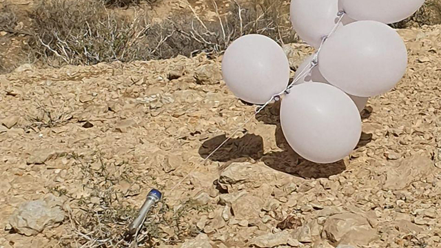 Связка воздушных шаров со взрывным устройством