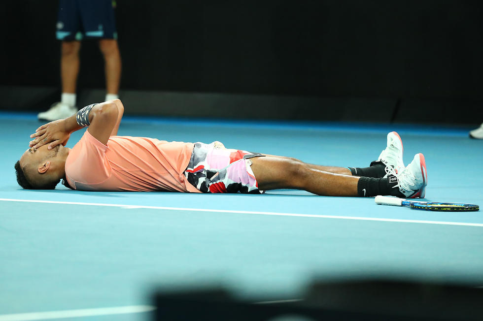 קיריוס על הרצפה (צילום: Getty Images)