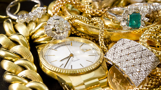 אילוס אילוסטרציה שעון יוקרה זהב (צילום: shutterstock)