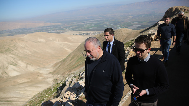 Авигдор Либерман во время поездки по Иорданской долине. Фото: Алекс Коломойский