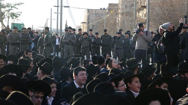 הפגנה של חרדים בכניסה לירושלים בעקבות מעצרו של עריק (צילום: שירה הרשקופ, TPS)