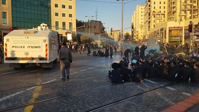 הפגנה של חרדים בכניסה לירושלים בעקבות מעצרו של עריק (צילום: דוברות המשטרה)