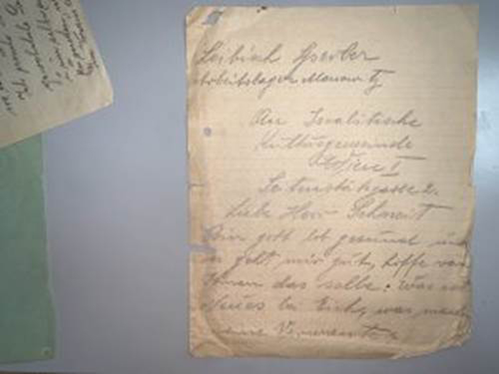 גלויות ששלחו אסירים יהודים מאושוויץ (באדיבות הספרייה הלאומית)