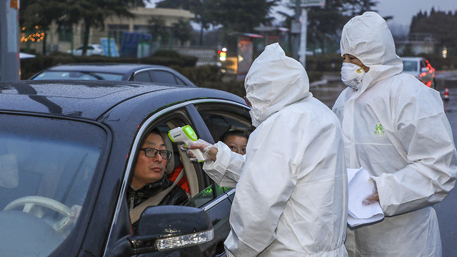 Проверки на коронавирус на дорогах Китая. Фото: AFP