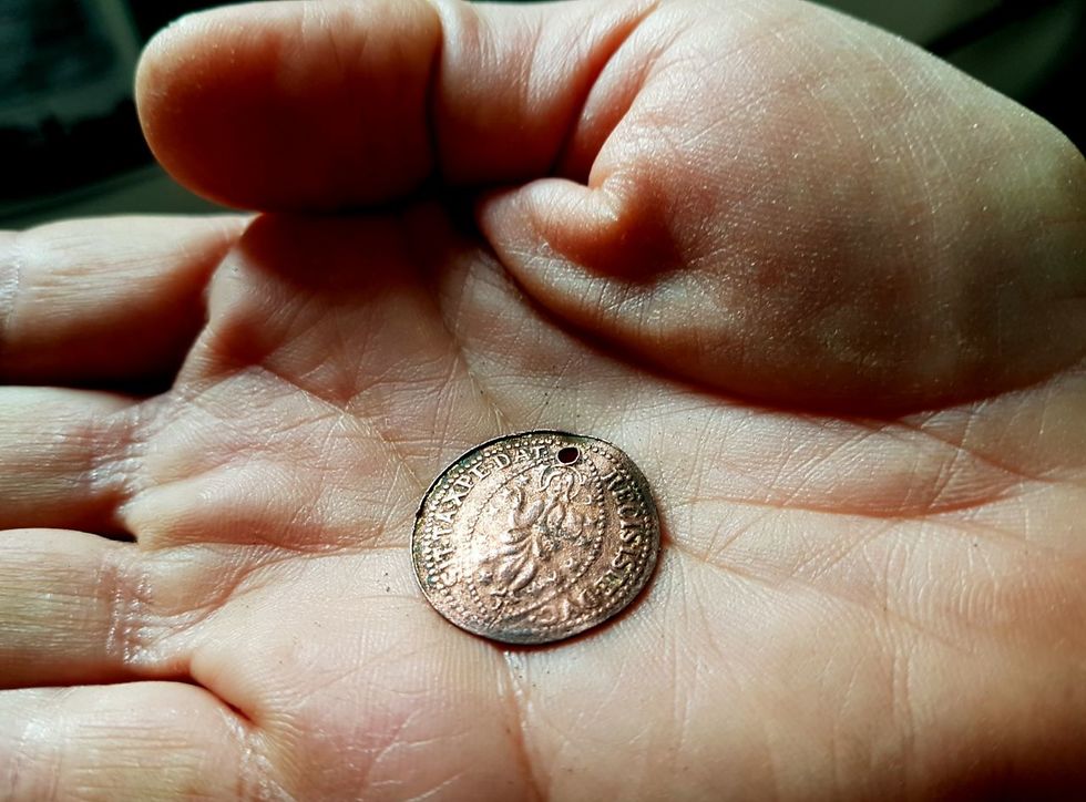 אחד המטבעות שנתפס בביתו של החשוד (צילום: ירון ביבס, רשות העתיקות)