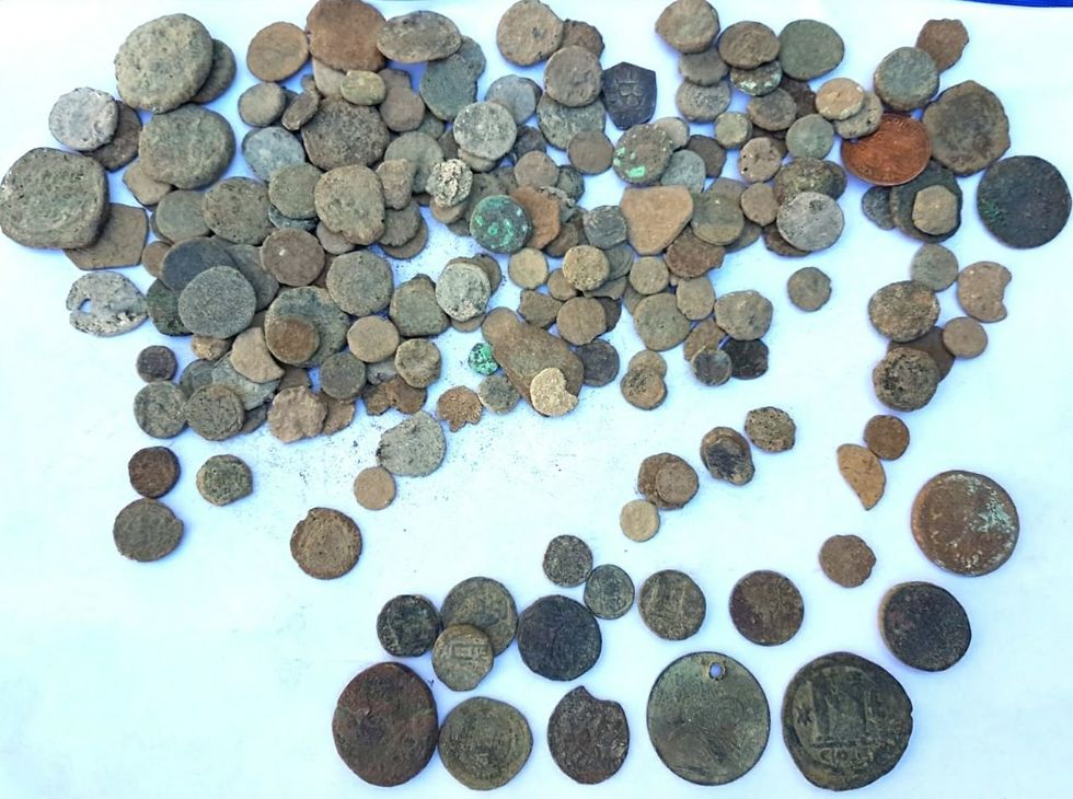 המטבעות - מהתקופה הפרסית ועד התקופה העותמאנית (צילום: ירון ביבס, רשות העתיקות)