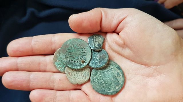 כמה מהמטבעות שהתגלו אצל תושב הגליל (צילום: ירון ביבס, רשות העתיקות)