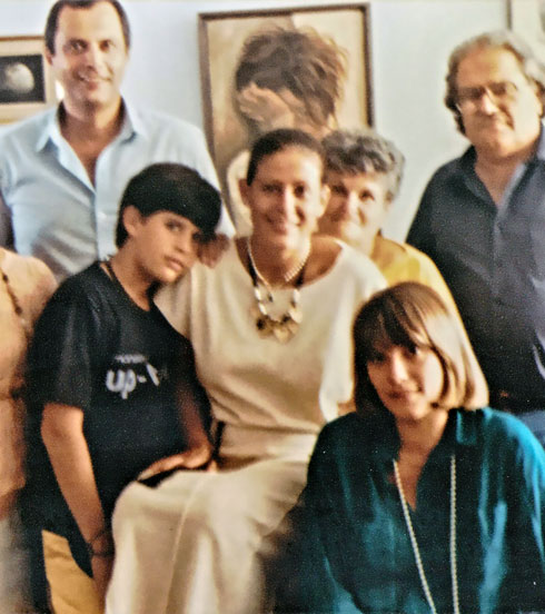 תמונה משפחתית (2): עם אביו (משמאל), אמו אריאלה ז"ל (במרכז) ואשתו של אביו, אורנית ז"ל (מימין, למטה). "אבא כעס הרבה שנים" (צילום: איתי דרוקמן)