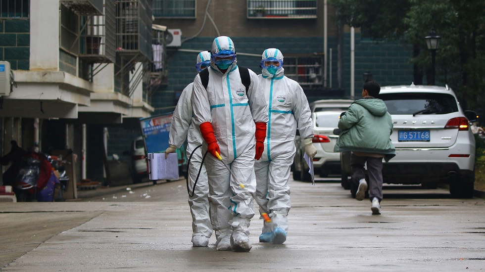 Дезинфекторы на улицах Китая. Фото: AFP