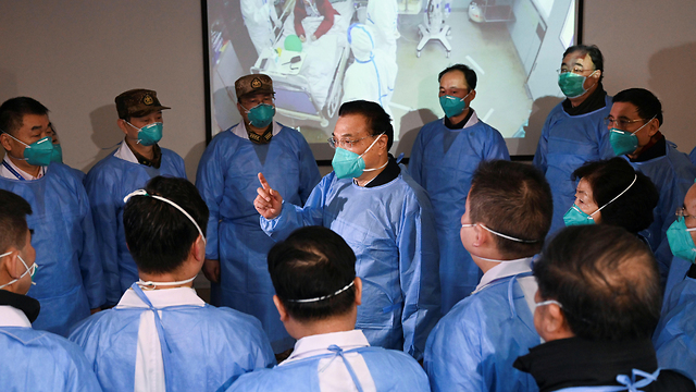 סין ווהאן ראש הממשלה לי קצ'יאנג עם צוות רפואי ב בית החולים בעיר נגיף קורונה (צילום: רויטרס)