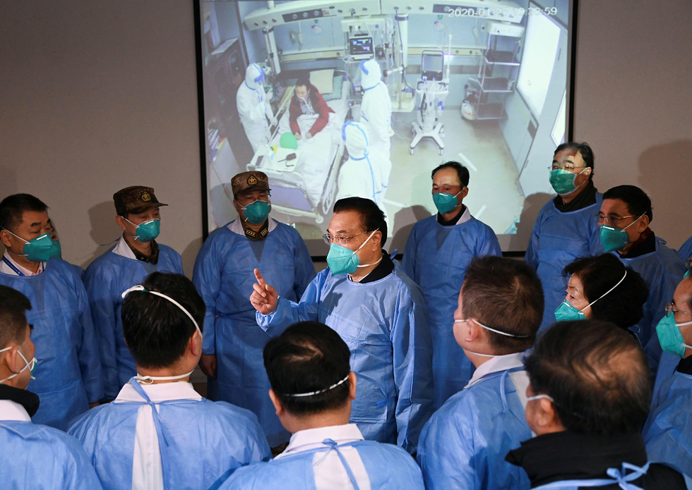 סין ווהאן ראש הממשלה לי קצ'יאנג עם צוות רפואי ב בית החולים בעיר נגיף קורונה (צילום: רויטרס)