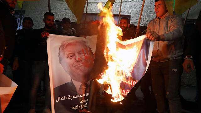 פלסטינים ערבים שריפה הפגנה עסקת המאה דונלד טראמפ בנימין נתניהו ארצות הברית ישראל הרשות הפלסטינית (צילום: AP)