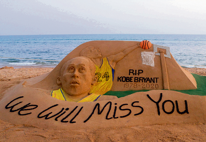 הודו. גם בחוף הים לא שכחו את בראיינט, עם מיצג חול יפהפה שהוקם לזכרו: "נתגעגע אליך" | צילום: AFP