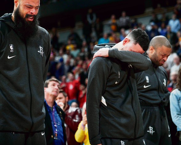 שחקני יוסטון לא יכולים לעצור את הדמעות לפני פתיחת המשחק מול דנבר בליגת ה־ NBA | צילום: AP