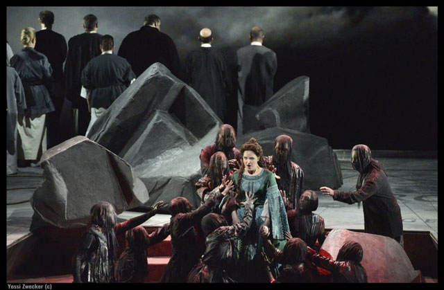 Сцена из оперы "Идоменей". Фото: Йоси Цвекер