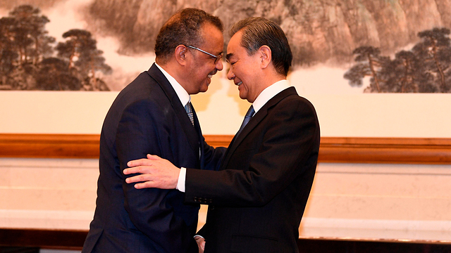 ראש ארגון הבריאות העולמי טדרוס אדהנום נפגש עם שר החוץ של סין ב בייג'ינג וירוס קורונה נגיף (צילום: AFP)