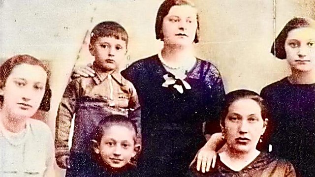 בשורה התחתונה: אמא רבקה (גוניוך) ליטמנוביץ, האח נתן-דוד (צילום: אלבום משפחתי)