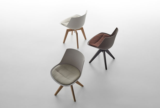 כיסא על בסיס סיבי עץ אשור וקוקוס, ללא כימיקלים וצבעים, בעיצוב ז'אן מרי מאסו. ''הביטאט''