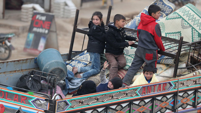 ה מלחמה ב סוריה צבא אסד מתקדם ב אידליב אלפי תושבים בורחים (צילום: AFP)