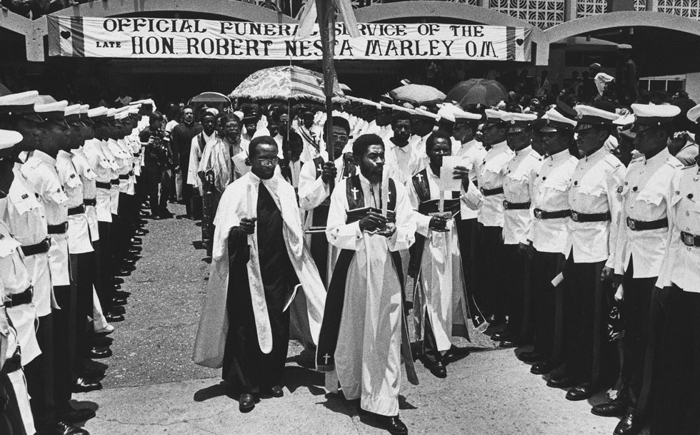 ההלוויה הממלכתית בקינגסטון, ג'מייקה, 21 במאי 1981. מילותיו האחרונות של מארלי היו "כסף לא יכול לקנות חיים" (צילום: AP)