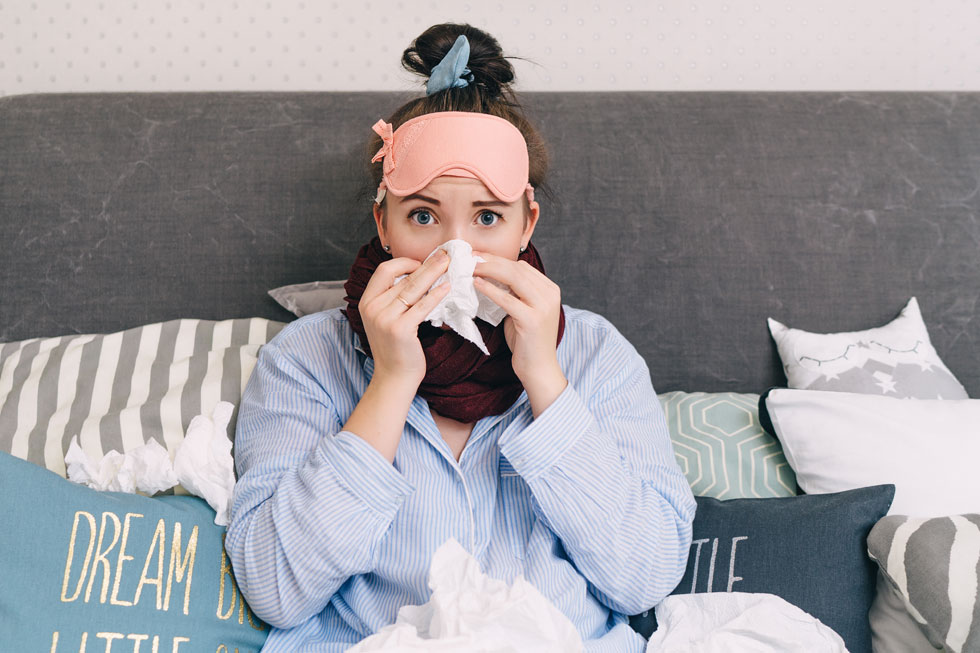 אנשים שישנים פחות משבע שעות בלילה חשופים כמעט פי שלושה לפתח תסמיני שפעת והצטננות (צילום: Shutterstock)