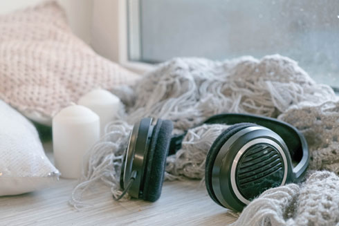 האזנה למוסיקה מרגיעה יכולה להעלות את מצב הרוח (צילום: Shutterstock)
