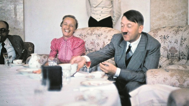 אדולף היטלר ואשתו של מושל דנציג, אלברט פורסטר (צילום: GettyImages)