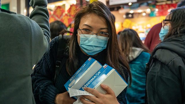 קונים מסיכות פנים ב הונג קונג  (צילום: gettyimages)