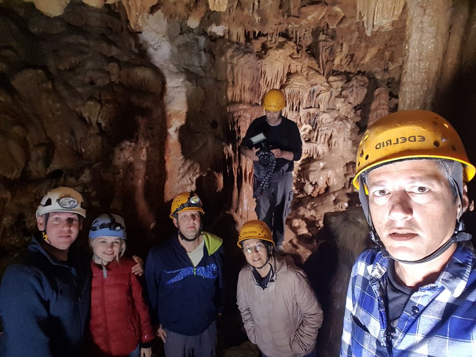 תמונה קבוצתית במערה (צילום: אסף קמר)