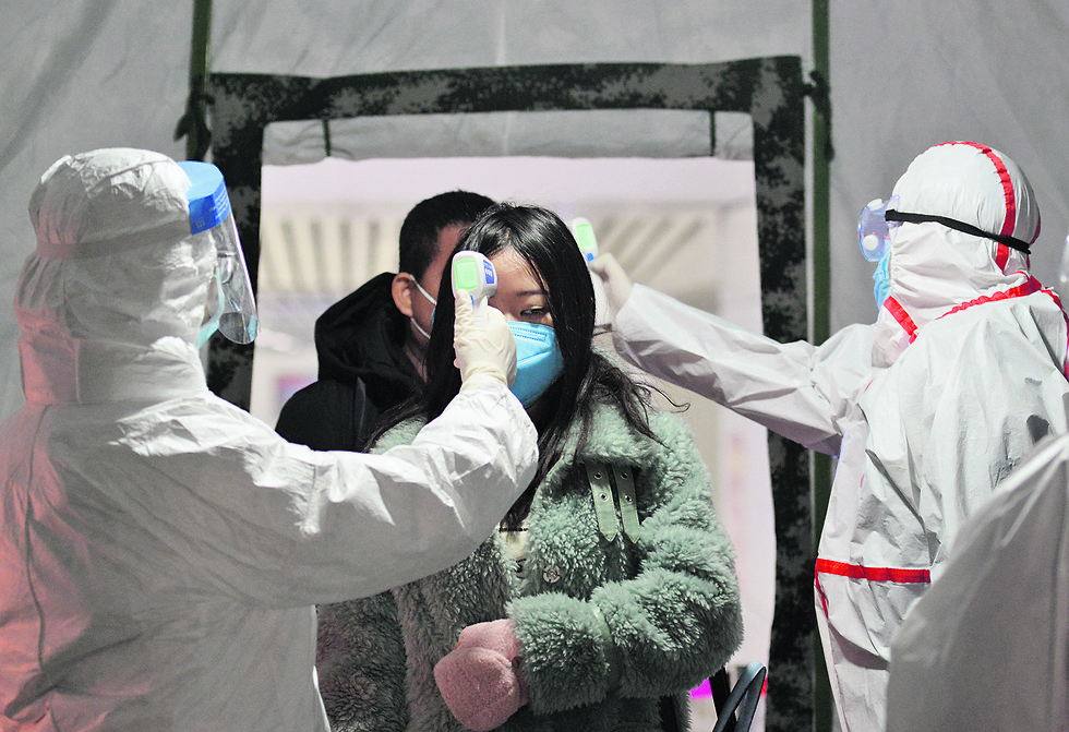 בדיקת לשלילת נגיף הקורונה בסין (צילום: EPA)