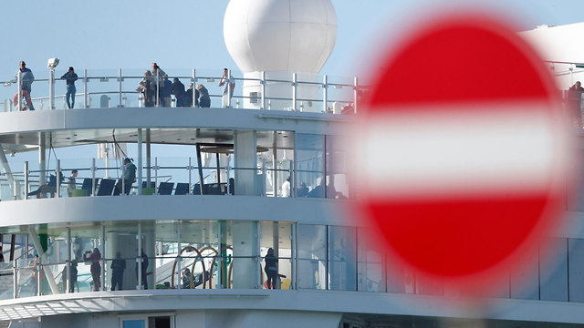 אונייה ספינה שיט תענוגות ב איטליה אלפי נוסעים תקועים נגיף ה קורונה (צילום: רויטרס)