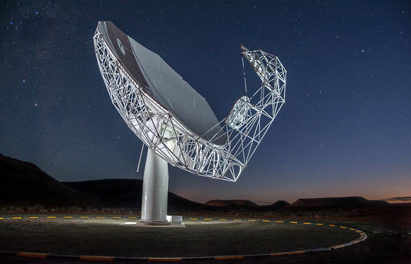 גילוי ראשון של מקור קרינה חולף בטלסקופ הזה. אחת האנטנות של MeerKAT (צילום: אוניברסיטת מנצ'סטר)
