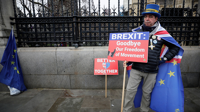 בריטניה ברקזיט הפגנות נגד  לונדון אתמול (צילום: AP)