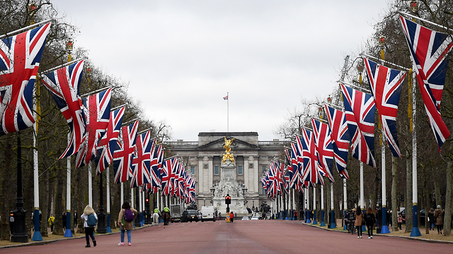 דגלי בריטניה ארמון בקינגהאם ברקזיט (צילום: EPA)