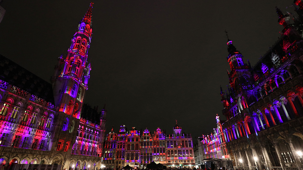 הכיכר הגדולה ב בריסל ב בלגיה מוארת בצבעי בריטניה ברקזיט (צילום: MCT)