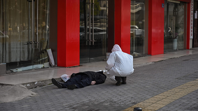 Больной умер на улице. Фото: AFP