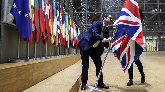  Британский флаг убирают из ведомств ЕС. Фото: АР