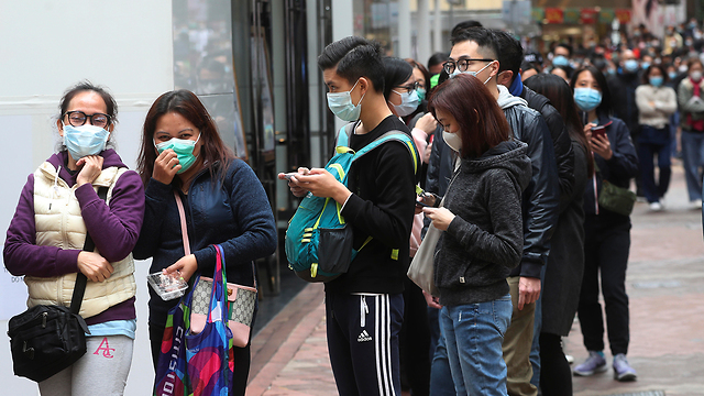 קונים מסכות הגנה בהונג קונג (צילום: AP)