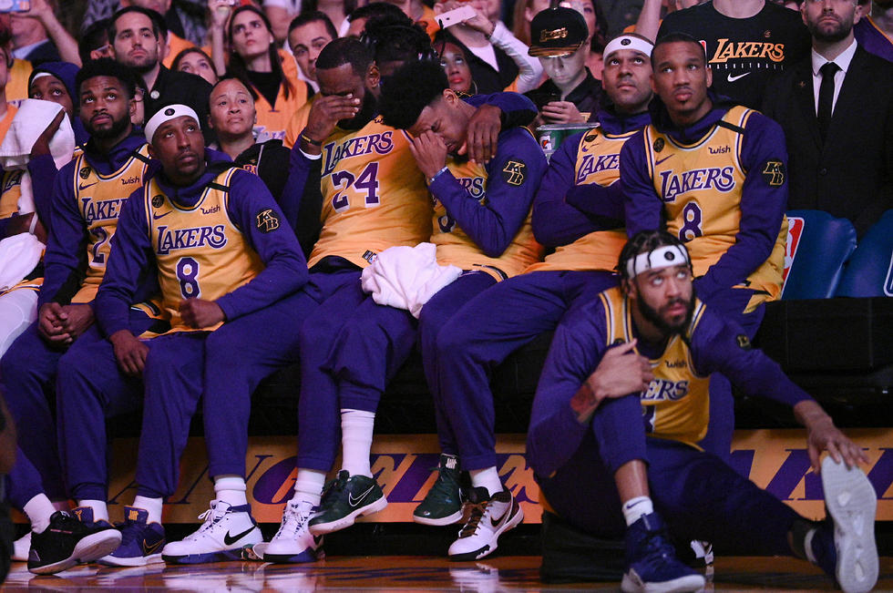 שחקני הלייקרס מפורקים על הספסל (צילום: AP)