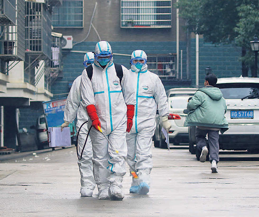 צוותי חיטוי ברחובות ג'ג'יאנג (צילום: AFP)