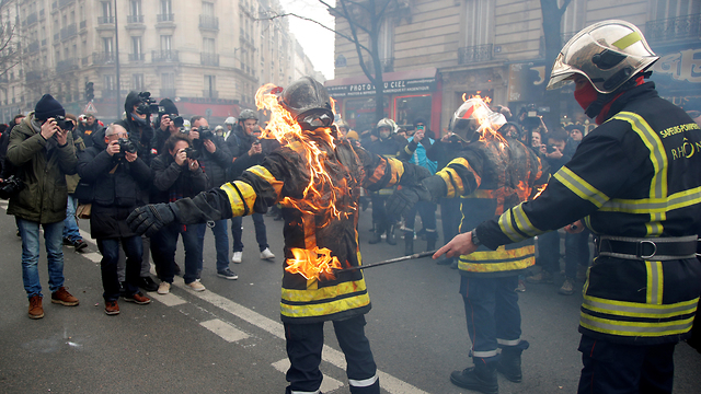 צרפת מחאה של כבאים כיבוי (צילום: רויטרס)