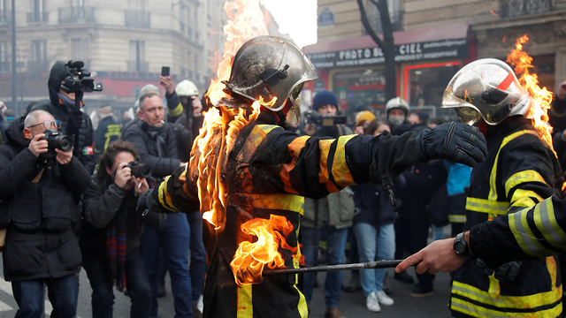 צרפת מחאה של כבאים כיבוי (צילום: רויטרס)