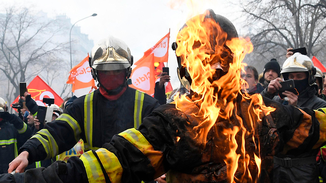 צרפת מחאה של כבאים כיבוי (צילום: AFP)
