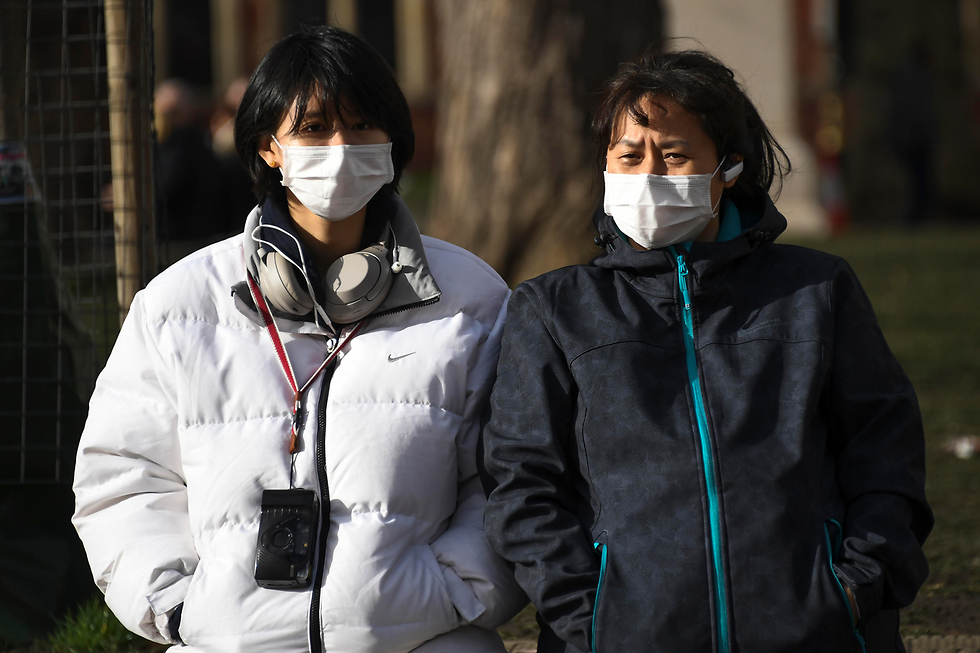 תיירים סינים סיני מסכה רחוב לונדון נגיף וירוס קורונה סין (צילום: AP)