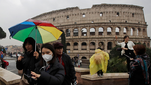 תיירים סינים מסכה פנים ב רומא איטליה נגיף וירוס קורונה סין (צילום: AP)