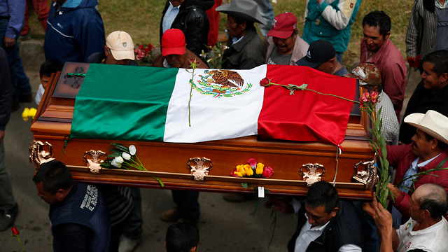 מקסיקו אומרו גומז גונזלס שומר ה פרפרים הלוויה (צילום: AP)