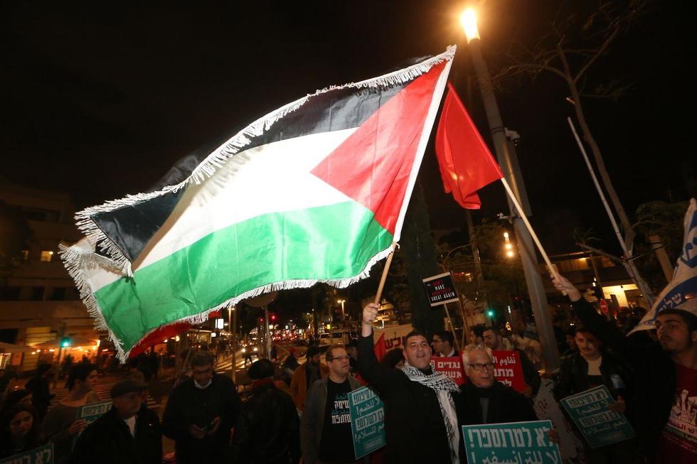 Демонстранты в Тель-Авиве шли под палестинскими флагами. Фото: Моти Кимхи (צילום: מוטי קמחי )
