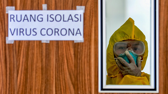 נגיף קורונה הכנות חדר מיוחד ב בית חולים ב אינדונזיה (צילום: AFP)