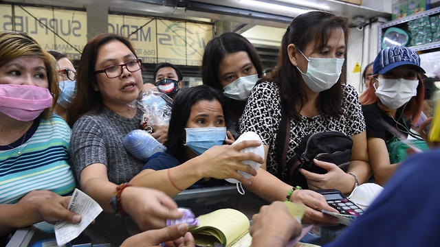 בהלה למסכות בפיליפינים (צילום: AFP)