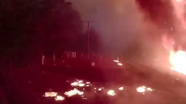 אוסטרליה אש מאגפת את הכבאים בתוך דקות (צילום: רויטרס)